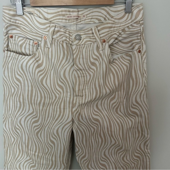 Levi's Women's Cream and White Zebra Print Ribcage Straight Ankle Jeans 31 - Picture 3 of 8